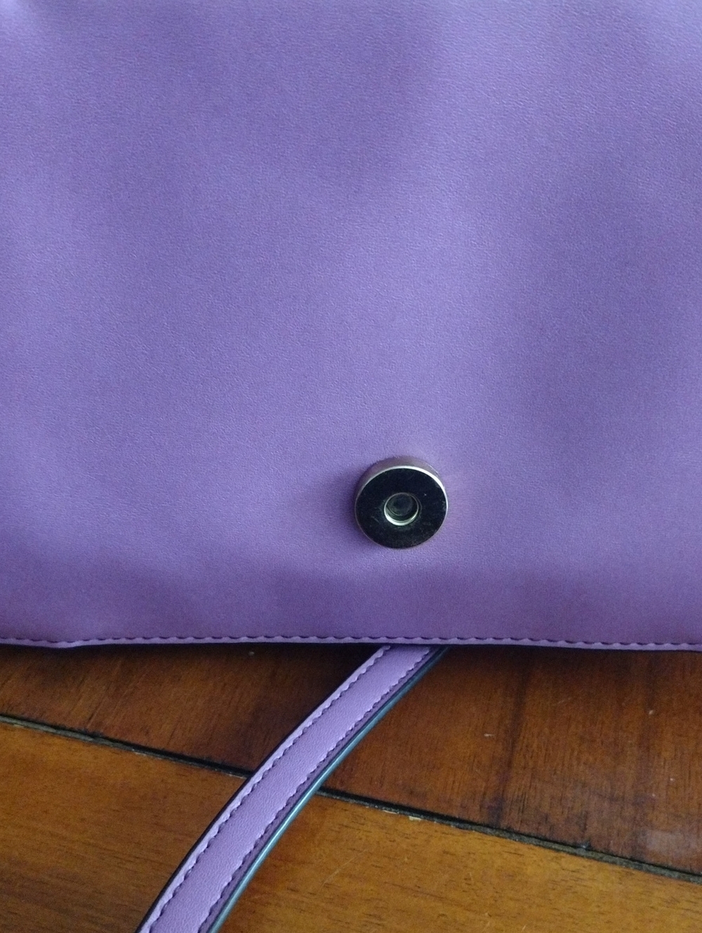Stylish Lavender Crossbody Bag with Interchangeable Snake-Print Flap - Picture 5 of 6